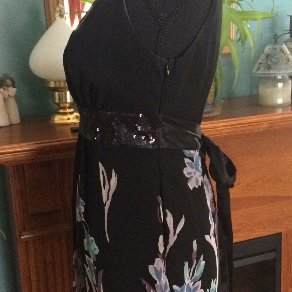 Beautiful Black Floral Dress Size Small - Picture 4 of 8